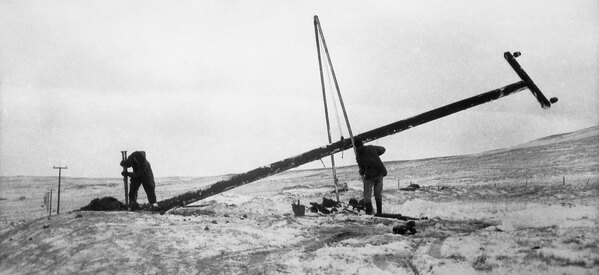 Staurar reistir með gálga eða þrífæti í Miðdölum árið 1962