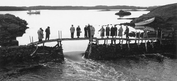 Fólk á vegum SÍR á brú milli Brokeyjar og Norðureyjar árið 1955