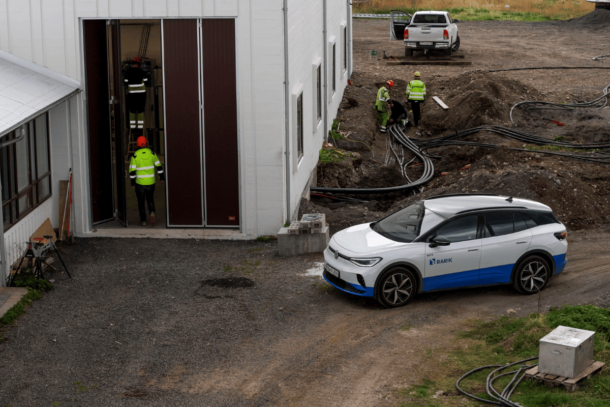 Okkar bestu rafvirkjar &aacute; Nor&eth;urlandi eru &aacute; sta&eth;num svo verki&eth; gangi vel fyrir sig. Mynd: Bernhard Kristinn
