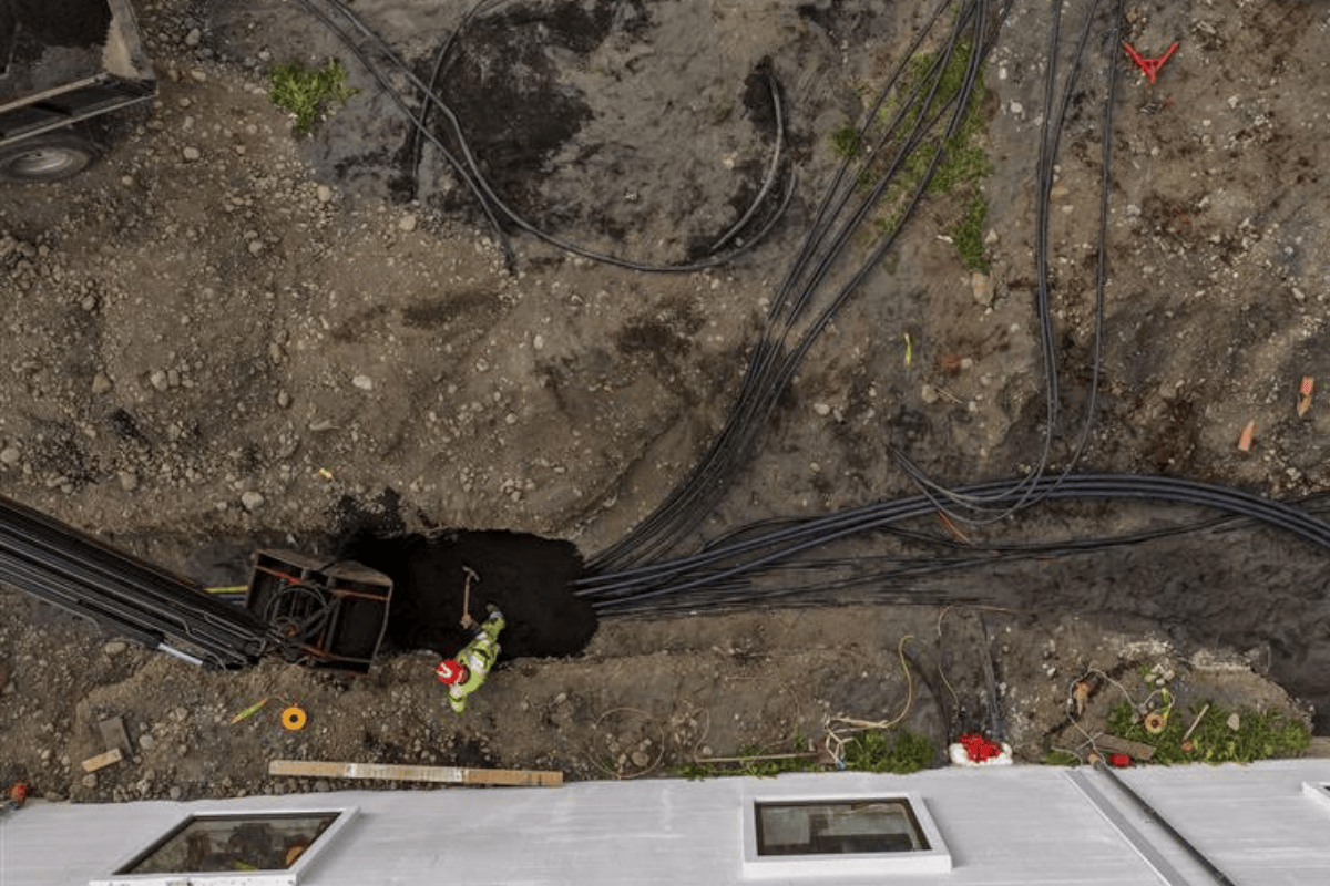 &THORN;a&eth; er n&oacute;g a&eth; gera vi&eth; a&eth; tengja n&yacute;ja strengi og spenna vi&eth; Lax&aacute;rvatn. Mynd: Bernhard Kristinn